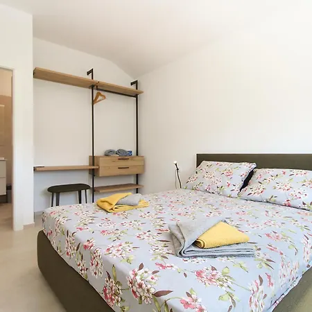 Lovor 2351 Holiday home *