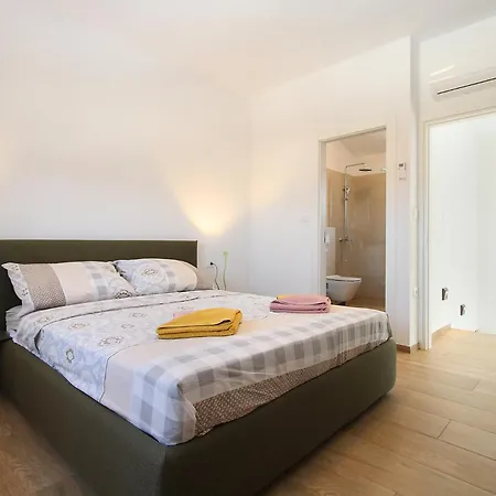 Lovor 2351 Holiday home Pula